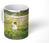Mok - meisje rennend door een veld om vlinders te vangen - 350 ML - Beker