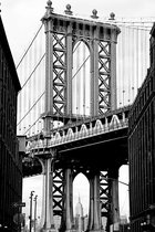 Manhattan bridge from brooklyn street II – 135cm x 90cm - Fotokunst op PlexiglasⓇ incl. certificaat & garantie.