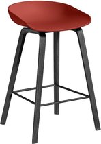 About a Stool AAS 32 - warm rood - zwarte lak op waterbasis - voetbank roestvrij staal - Zithoogte 65 cm
