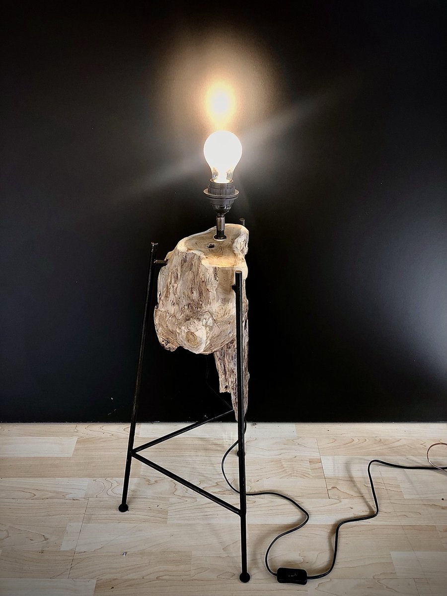 Lamp Display Rama 70 cm hoog - staande vloerlamp - lamp industrieel - handgemaakt - industriestijl - landelijk - verlichting voor binnen - voor uw interieur - metaal - tropisch gedroogd hout - interieurdecoratie - woonaccessoire - cadeau - geschenk