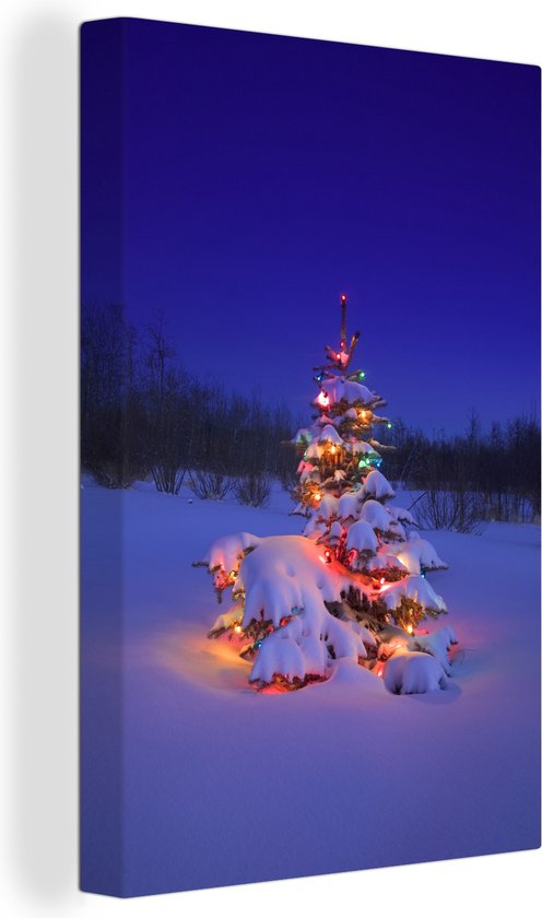 Canvas Schilderij Verlichte kerstboom in de sneeuw bij nacht - 20x30 cm - Wanddecoratie