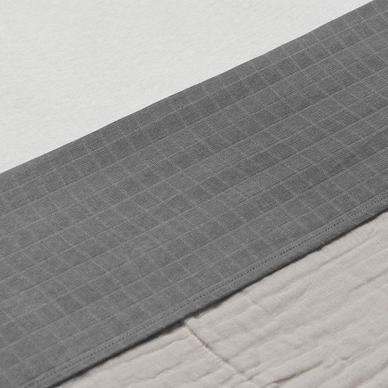 Baby ledikantlaken in wit, grijs en beige met een gekreukelde textuur. De grijze band is diagonaal.