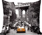 Sierkussens - Kussentjes Woonkamer - 60x60 cm - Zwart-wit foto met een gele taxi in het Amerikaanse New York