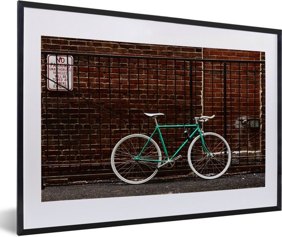 Fotolijst incl. Poster - Groene fiets bij het hek - 60x40 cm - Posterlijst