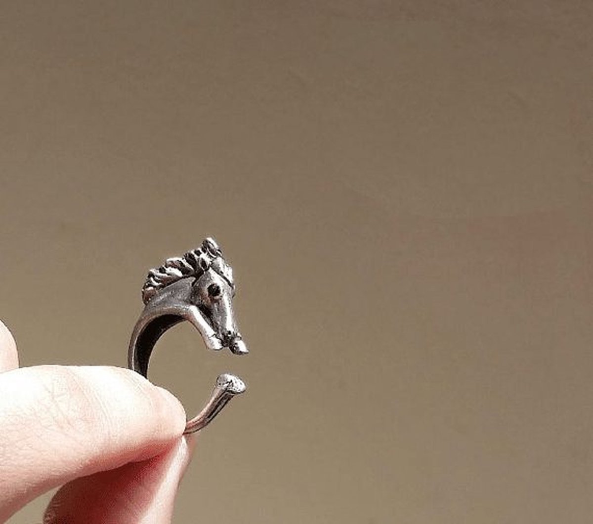 GoedeDoelen.Shop | Ring Kadar - oud zilverkleur | Paarden Ring | In Maat Verstelbaar | Paard | Love Horses | Paardenfan | Cadeau | Wellness-House