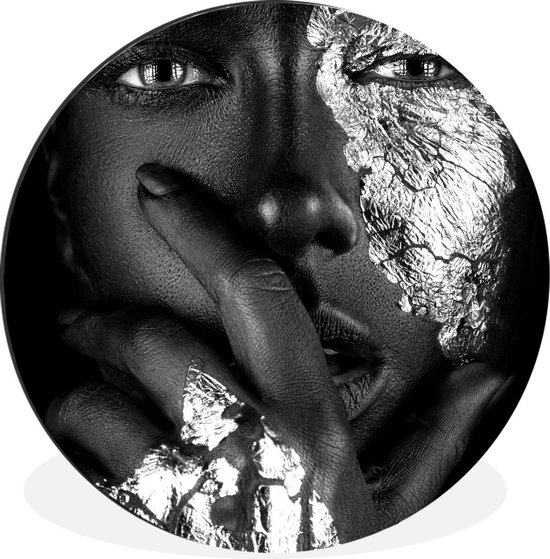 WallCircle - Wandcirkel - Muurcirkel - Donkere vrouw met zilver details - zwart wit - Aluminium - Dibond - ⌀ 60 cm - Binnen en Buiten