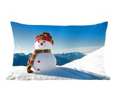 Sierkussen de Noël pour l'intérieur - Une poupée de Noël dans le paysage enneigé en hiver - 50x30 cm - Coussin intérieur rectangulaire en coton