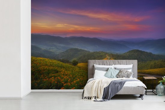 Champ de fleurs dans un paysage de montagne au crépuscule 360x240 cm