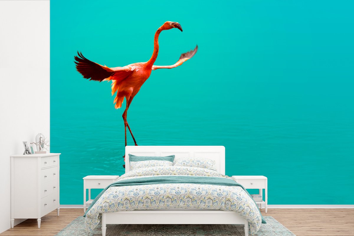 Behang - Fotobehang Flamingo in de blauwe zee - Breedte 450 cm x hoogte 300 cm
