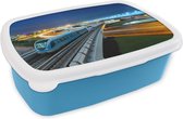 Broodtrommel Blauw - Lunchbox - Brooddoos - Een trein die over een spoorbrug gaat - 18x12x6 cm - Kinderen - Jongen
