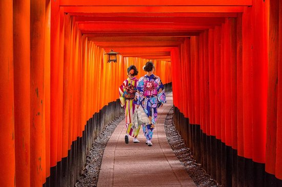 Fushimi inari in japan - Fotokunst op Plexiglas - Incl. blind ophangsysteem en 5 jaar garantie