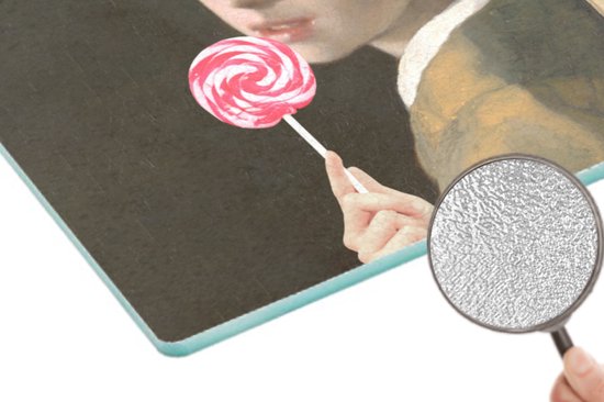 Close-up van de glazen snijplank met het 'Meisje met de parel' die een roze-wit gestreepte lolly vasthoudt. Textuur wordt getoond.