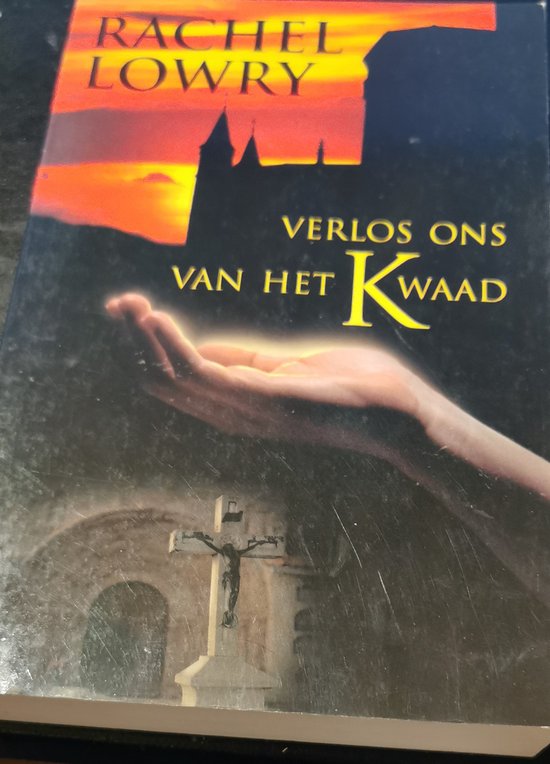 Boek "Verlos ons van het kwaad" van Rachel Lowry. Kaft met zonsondergang, een hand die iets vasthoudt, en een kruis.