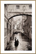 JUNIQE - Poster met kunststof lijst Gondel in Venetië -40x60 /Bruin &