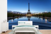 Behang - Fotobehang De Eiffeltoren in de avond met een erg heldere lucht in Parijs - Breedte 525 cm x hoogte 350 cm