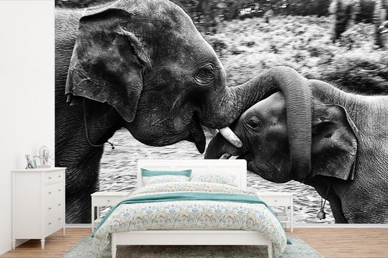 Behang - Fotobehang Knuffelende olifanten in zwart-wit - Breedte 420 cm x hoogte 280 cm