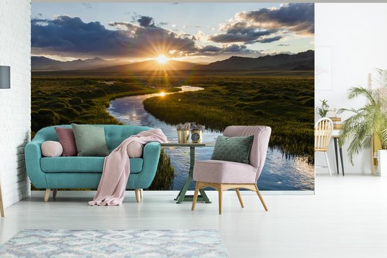 Behang - Fotobehang Zonsondergang boven een kalme rivier - Breedte 600 cm x hoogte 400 cm