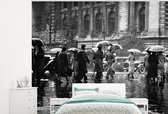 Behang - Fotobehang Mensen lopen over straat in de regen in New York -zwart-wit - Breedte 300 cm x hoogte 240 cm