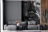 Behang - Fotobehang Vrouw - Zilver - Zwart - Breedte 155 cm x hoogte 240 cm