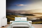 Papier peint vinyle - Le brouillard tombe sur les paysages toscans en Italie largeur 330 cm x hauteur 220 cm - Tirage photo sur papier peint (disponible en 7 tailles)