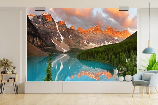 Papier peint photo en vinyle - Le lac Moraine nord-américain lors d'un lever de soleil au Canada largeur 330 cm x hauteur 220 cm - Tirage photo sur papier peint (disponible en 7 tailles)