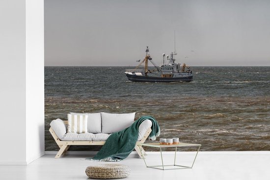 Bateau de pêche sur la mer du Nord fotobehang / Mer et plage