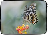 Laptophoes 13 inch 34x24 cm - Vlinders - Macbook & Laptop sleeve Pages vlinder op bloem - Laptop hoes met foto