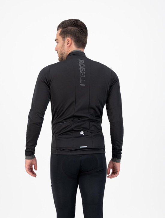 Man in zwart fietsjack en fietsbroek, van achteren gezien.
