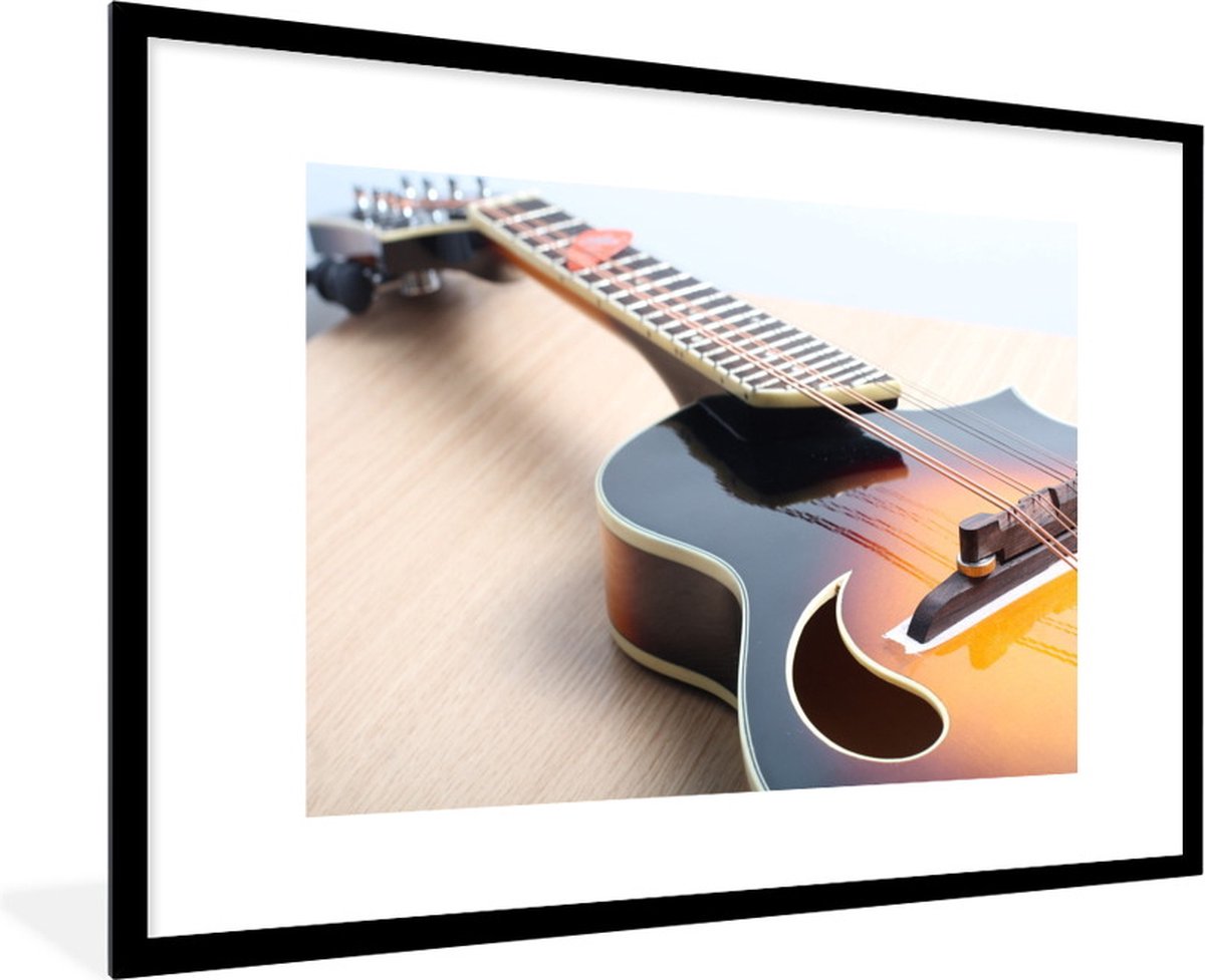 Poster in lijst - Fotolijst 120x80 cm - Posters - Een elektrische gitaar op een houten vlo