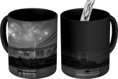 Magische Mok - Foto op Warmte Mok - De Toren van Tokyo tijdens oud en nieuw - zwart wit - 350 ML