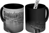 Magische Mok - Foto op Warmte Mok - New York - Brug - Amerika - Zwart - Wit - 350 ML