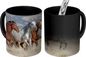 Magische Mok - Foto op Warmte Mokken - Koffiemok - Vier wilde mustang paarden rennen door het gras - Magic Mok - Beker - 350 ML - Theemok