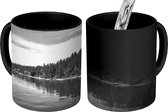 Magische Mok - Foto op Warmte Mok - Bomen aan het Flathead Lake - zwart wit - 350 ML