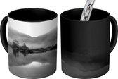 Magische Mok - Foto op Warmte Mok - Reflectie van mist, bomen en bergen in het water - zwart wit - 350 ML