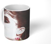 Mok - Kleurrijke Bloemen op witte vrouw - 350 ML - Beker