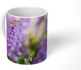 Mok - Close up van hele lavendel in een veld - 350 ML - Beker