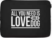 Laptophoes 13 inch - Quotes - Spreuken - All you need is love and a dog - Hond - Laptop sleeve - Binnenmaat 32x22,5 cm - Zwarte achterkant