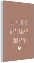 Wanddecoratie Metaal - Aluminium Schilderij Industrieel - Engelse quote "Do more of what makes you happy" met een hartje tegen een bruine achtergrond - 40x60 cm - Dibond - Foto op aluminium - Industriële muurdecoratie - Voor de woonkamer/slaapkamer