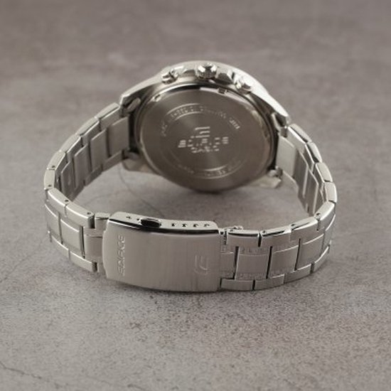 Achterkant zilverkleurig Edifice Casio horloge met gesp en band.