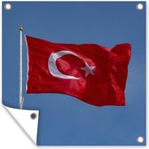 Tuinposters Een Turkse vlag in de blauwe lucht - 50x50 cm - Tuindoek - Buitenposter