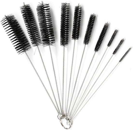 Tien verschillende maten zwarte reinigingsborstels met zilverkleurige metalen lussen.