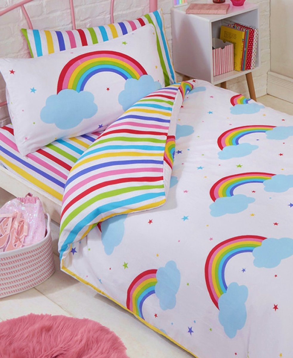 Peuter / junior kinder dekbedovertrek wit met regenboog/ regenbogen, wolken en kleine gekleurde sterren/ sterretjes (achterzijde gestreept) 120 x 150 cm (beddengoed kinderkamer)