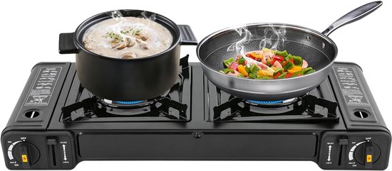 Plaque de cuisson à gaz double avec une casserole fumante et un wok sur les brûleurs.