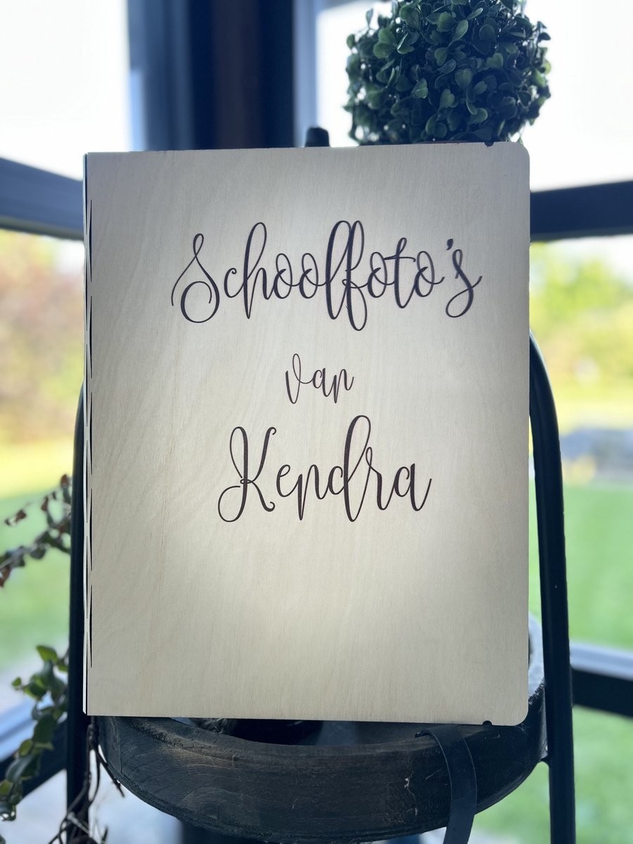 Creaties van Hier - Houten kaft/ringmap met de tekst Schoolfoto's van..... - A4 bewaarmap / foto album / schoolfoto's / klassenfoto's / pasfoto's