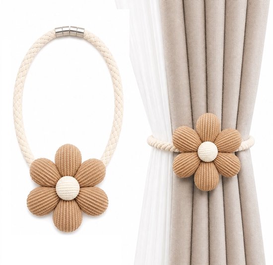 Une attache de rideau magnétique en forme de fleur beige, à côté d'un rideau beige retenu par une attache similaire.
