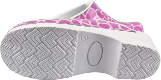 Onderkant van een roze klomp met wit giraffeprint, witte zool met profiel en logo.