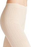 Beige short met een subtiel diamantpatroon, gedragen op de heup en bovenbenen.