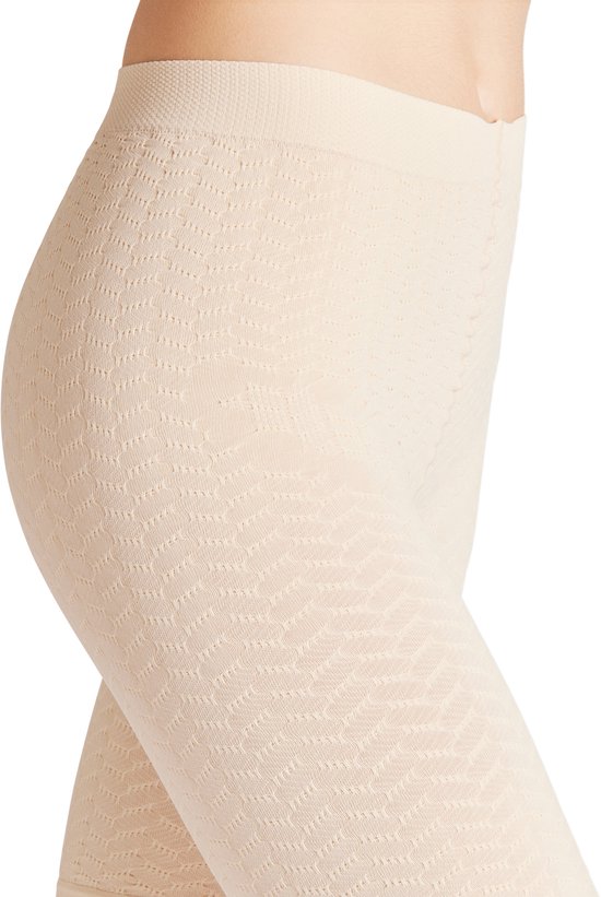 Beige short met een subtiel diamantpatroon, gedragen op de heup en bovenbenen.
