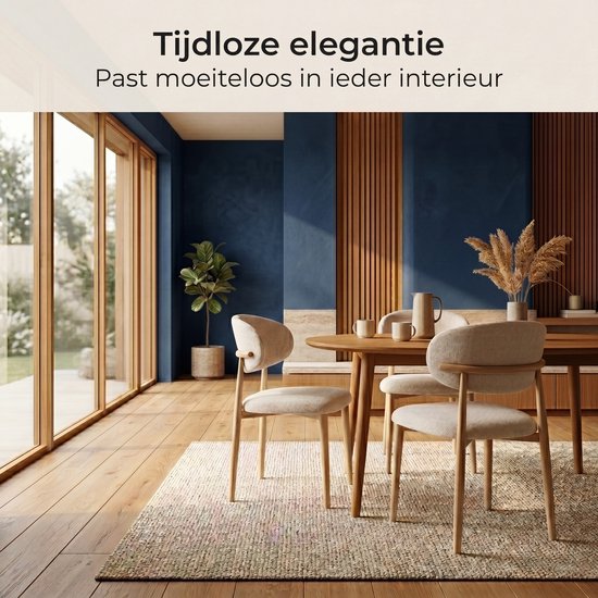Een eetkamer met vier beige eetkamerstoelen met stoffen zitting en rugleuning, en houten frame.