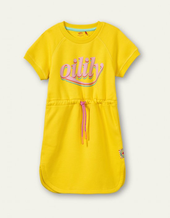 Gele jurk met korte mouwen en de tekst "oilily" in roze met regenboogkleurige accenten. De jurk heeft een roze trekkoord in de taille.